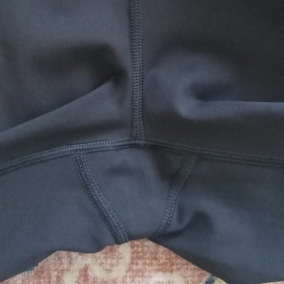 Lululemon Cropped Leggings with mesh details Sz 6 - Picture 6 of 9